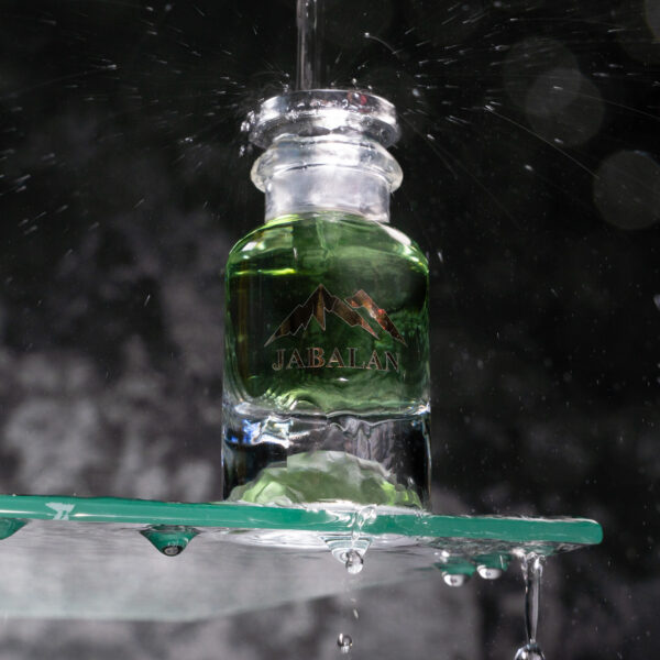 Flacon du parfum Larme de Lune, design mystique et élégant, inspiré par la douceur et l'éclat de la lumière lunaire.