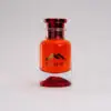 Flacon de parfum rouge volcanique, design élégant et intense, évoquant puissance et sophistication